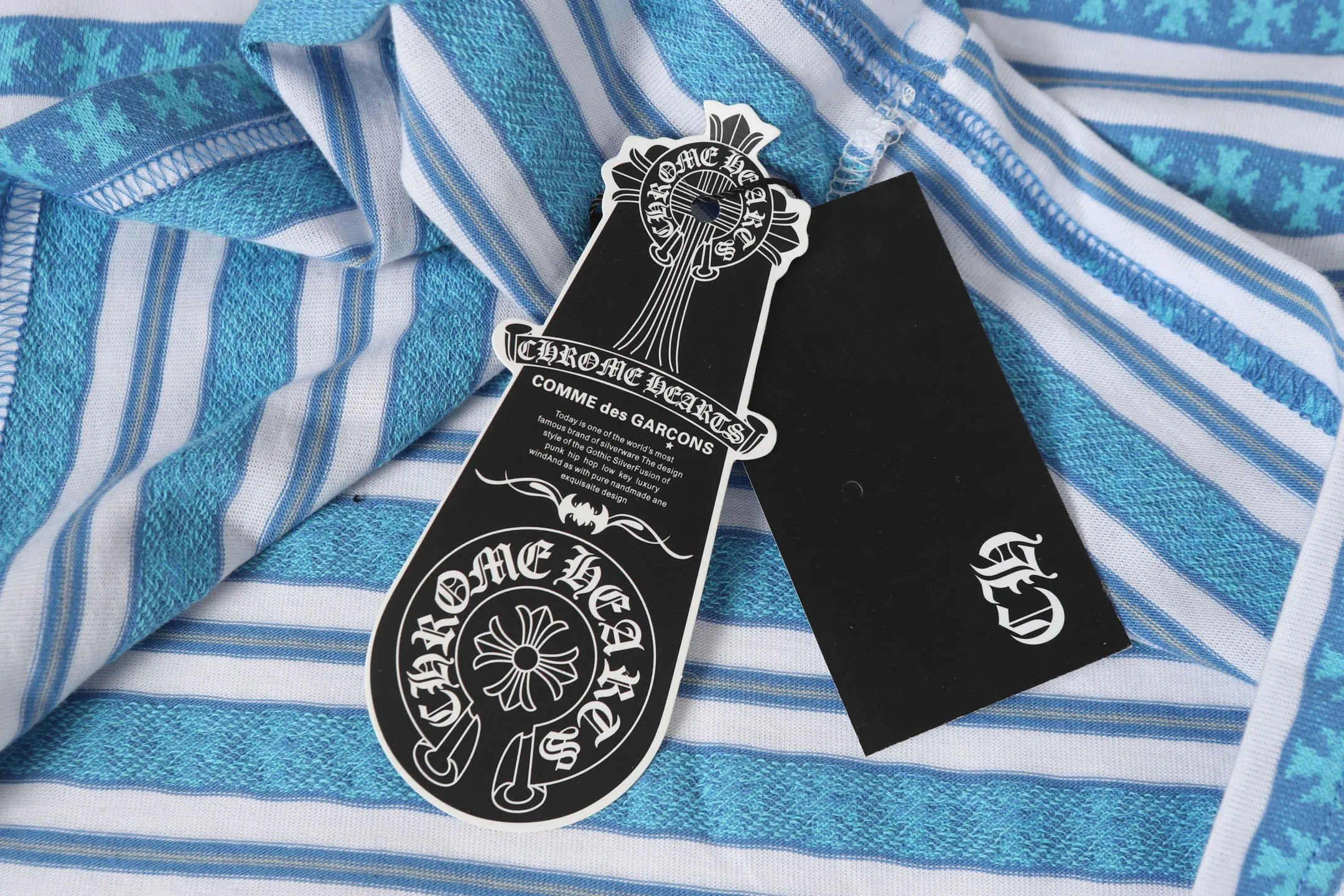 P160 -Chrome Hearts/Chrome Hearts 25ss season's most popular striped yarn-dyed short-sleeved T-shirt -High weight, high density and high quality. The wool is soft, delicate and skin-friendly. It feels soft and silky. It has excellent warmth and skin-friendly properties. -Custom-woven and dyed, no color difference, no matter the fabric or workmanship details. Overwhelms the ordinary version on the market. -Colour: Gray Blue Green -Size: S M L XL